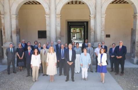 Pleno del Tribunal de Cuentas y de presidentas y presidentes de OCEx junto con el Rector, en el patio de Santo Tomás de Villanueva de la Universidad de Alcalá